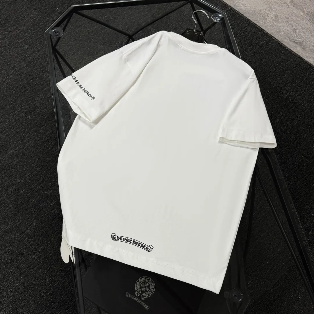 P170 Chrome Hearts Chrome Hearts 25 high-end versions. The fabric is made of 300 grams of high-density pure cotton. It does not deform or shrink. It has three labels. It is the same style for men and women. Technology: Digital printing. Color: White. Black. SIZE: S-XL.